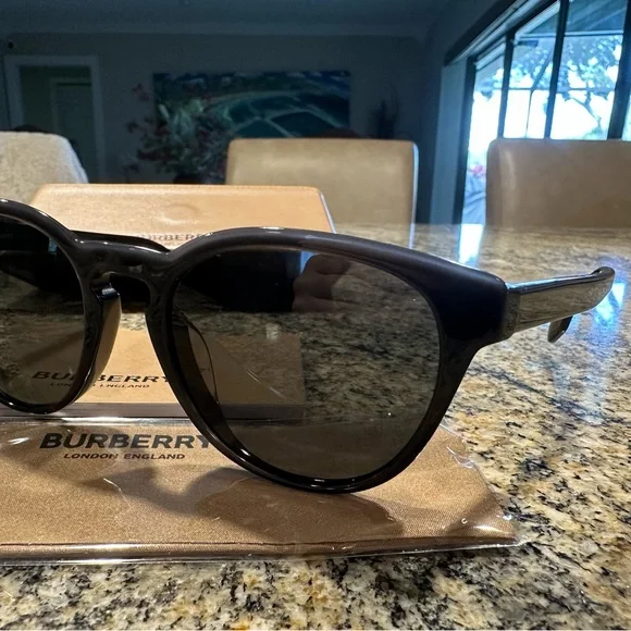 Burberry Classic Black Sunglasses - Picture 7 of 8